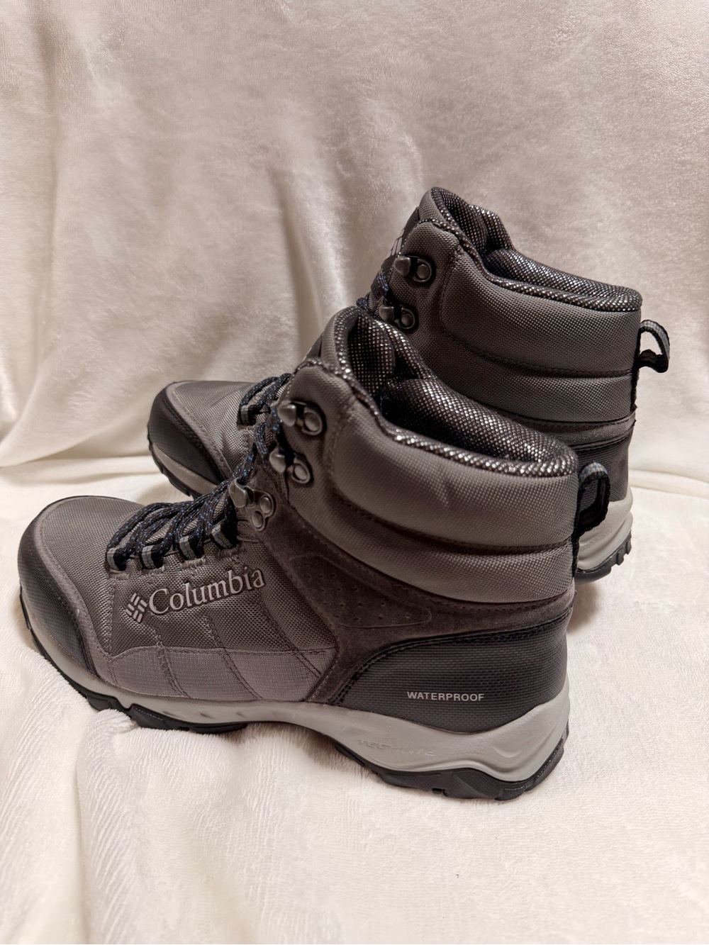 Columbia Men's Gray and Black Waterproof Hiking Boots - Picture 9 of 10